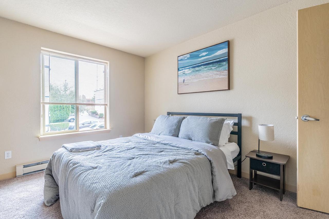 Greenlake Oasis: Cozy Apartment with Wi-Fi and Patio Seattle Exterior photo