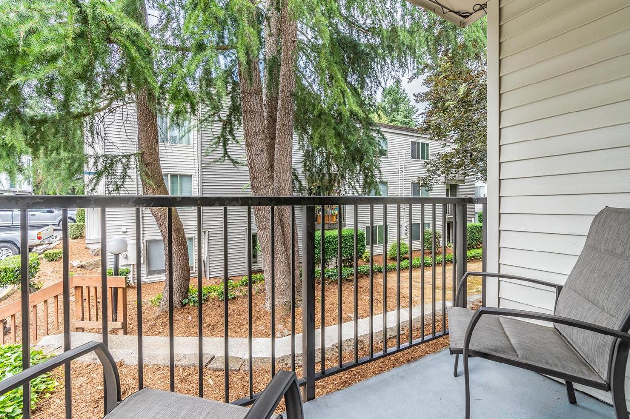 Greenlake Oasis: Cozy Apartment with Wi-Fi and Patio Seattle Exterior photo